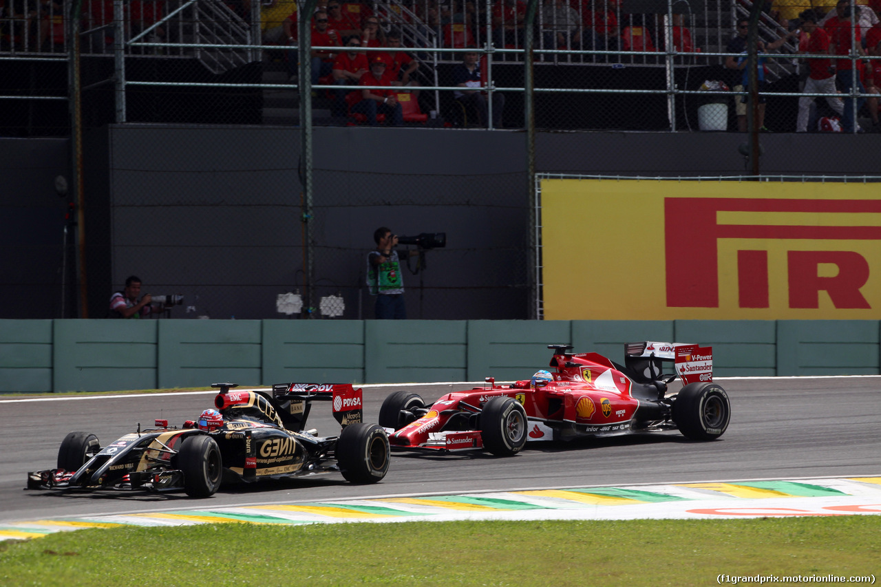 GP BRASILE, 09.11.2014 - Gara, Romain Grosjean (FRA) Lotus F1 Team E22 e Fernando Alonso (ESP) Ferrari F14-T