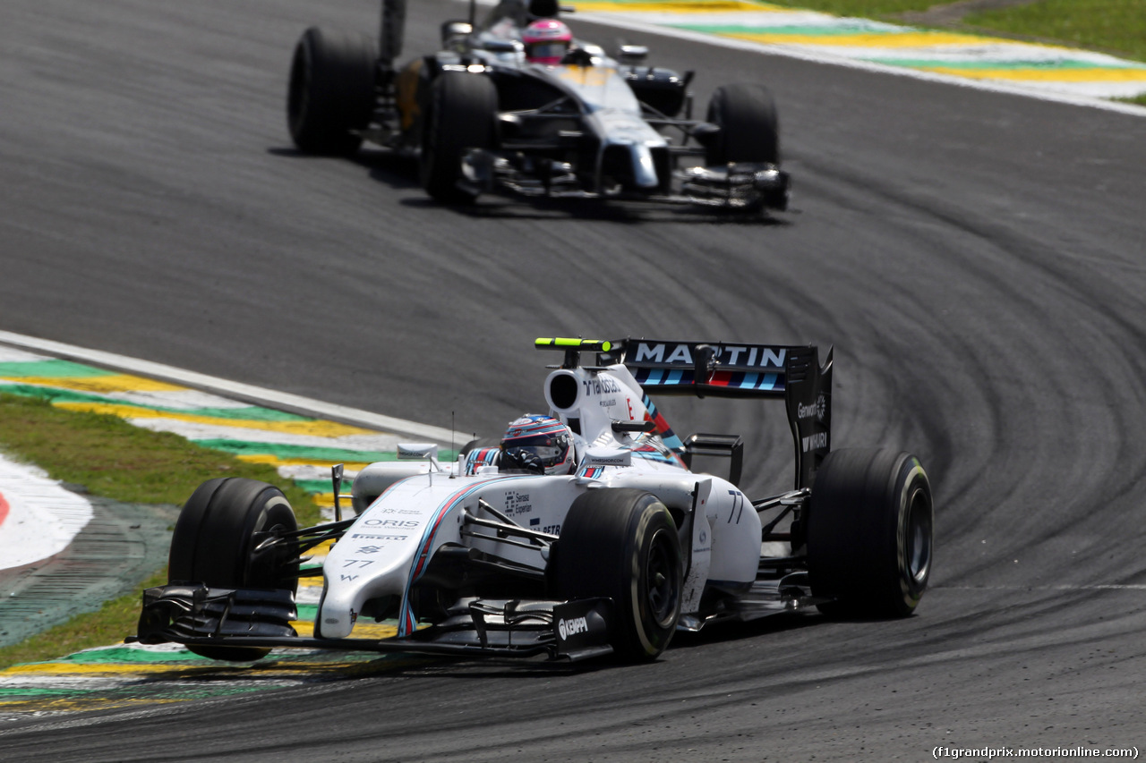 GP BRASILE, 09.11.2014 - Gara, Valtteri Bottas (FIN) Williams F1 Team FW36 davanti a Jenson Button (GBR) McLaren Mercedes MP4-29