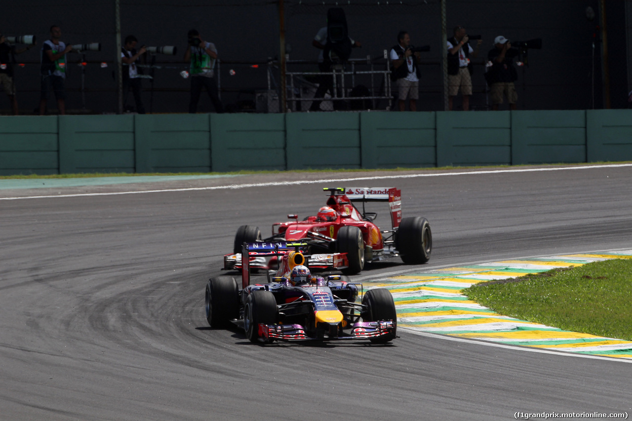 GP BRASILE, 09.11.2014 - Gara, Daniel Ricciardo (AUS) Red Bull Racing RB10 davanti a Kimi Raikkonen (FIN) Ferrari F14-T