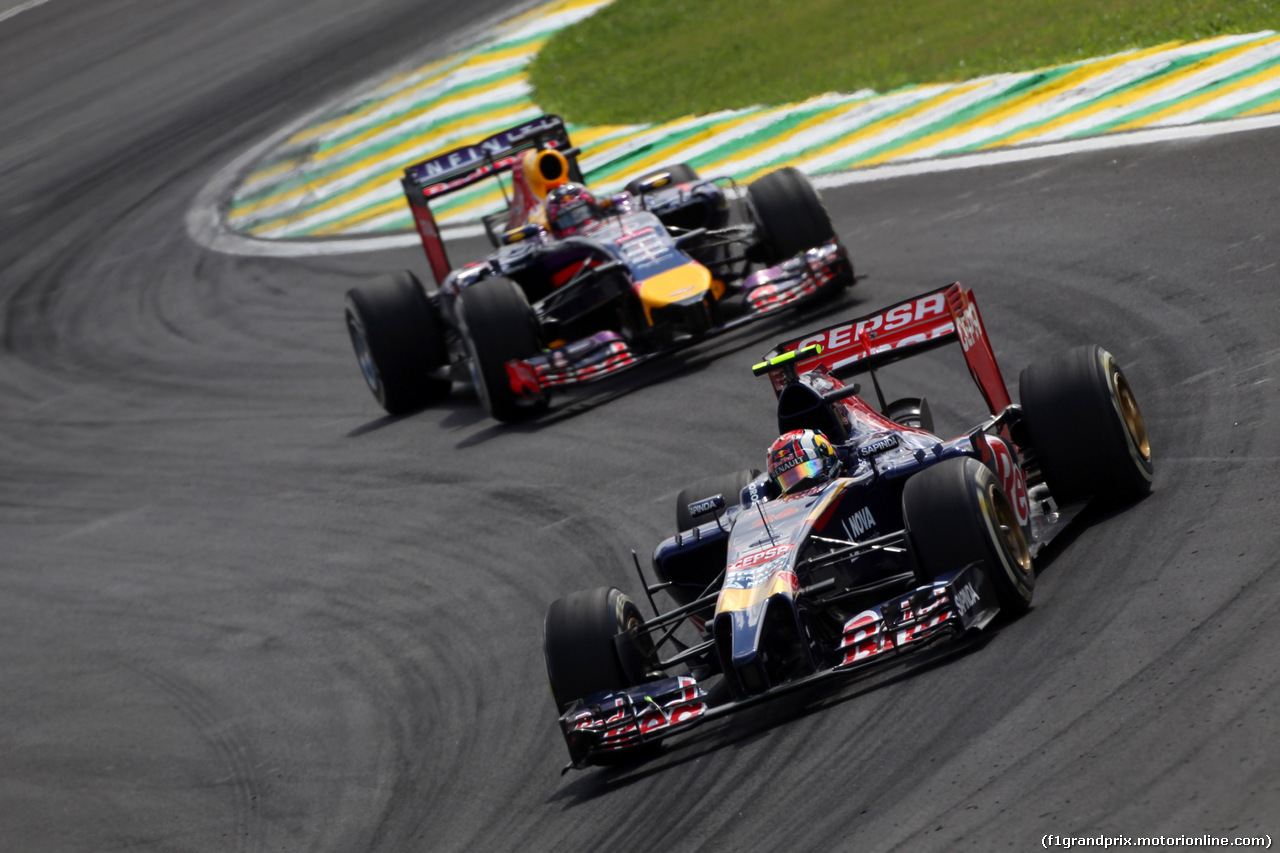 GP BRASILE, 09.11.2014 - Gara, Daniil Kvyat (RUS) Scuderia Toro Rosso STR9 davanti a Sebastian Vettel (GER) Red Bull Racing RB10