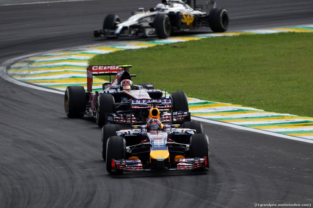 GP BRASILE, 09.11.2014 - Gara, Sebastian Vettel (GER) Red Bull Racing RB10 davanti a Daniil Kvyat (RUS) Scuderia Toro Rosso STR9