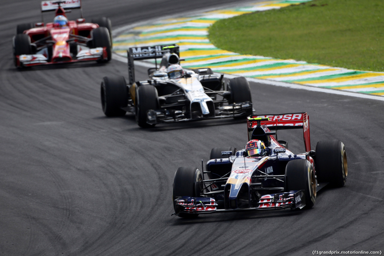 GP BRASILE, 09.11.2014 - Gara, Daniil Kvyat (RUS) Scuderia Toro Rosso STR9