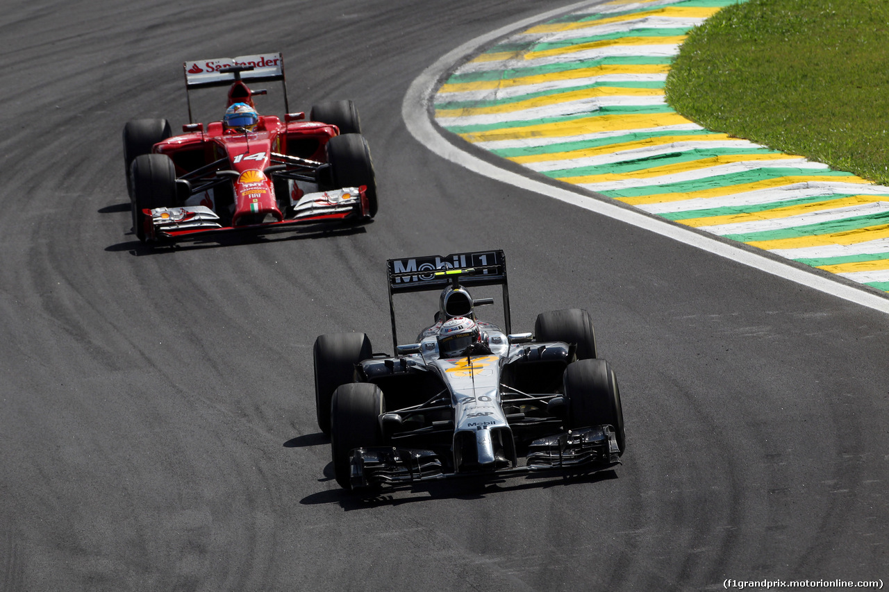 GP BRASILE, 09.11.2014 - Gara, Kevin Magnussen (DEN) McLaren Mercedes MP4-29 davanti a Fernando Alonso (ESP) Ferrari F14-T