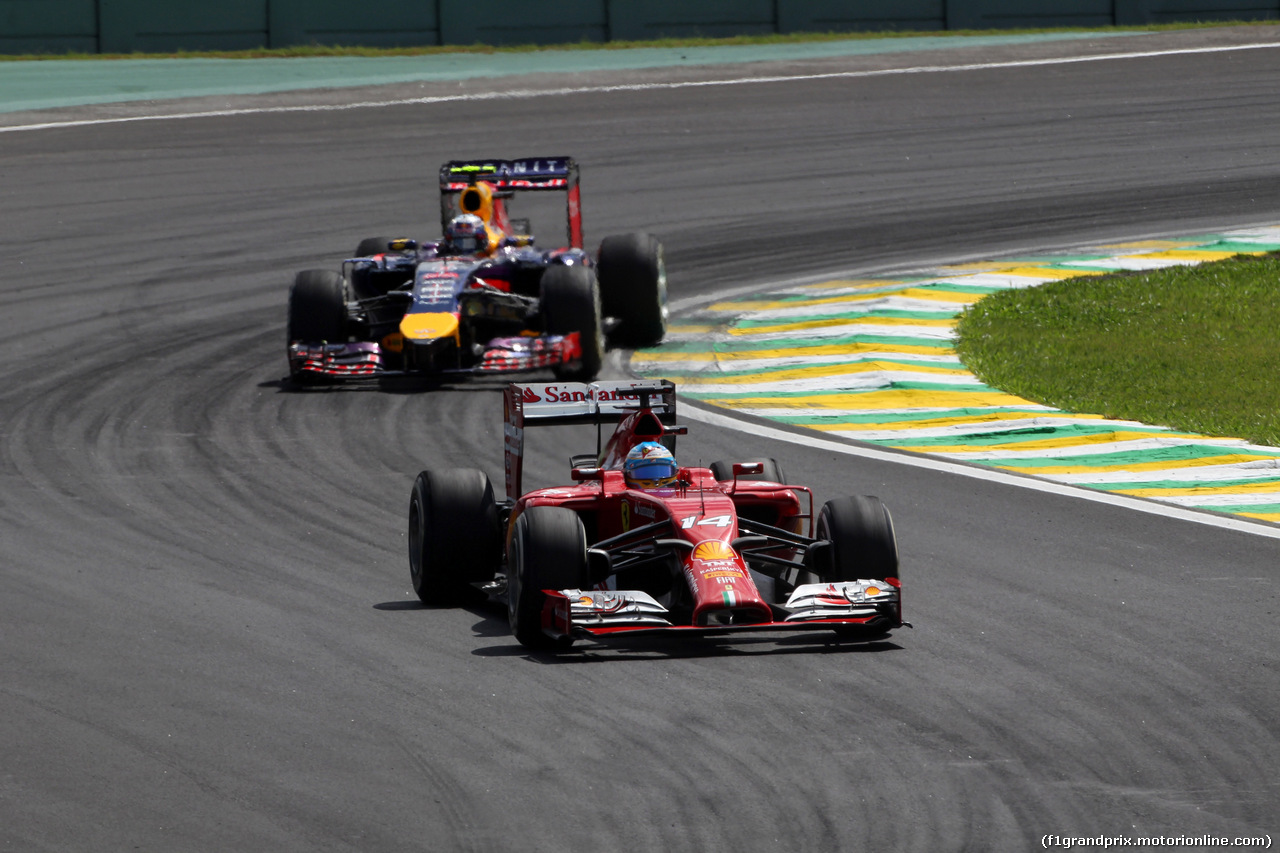 GP BRASILE, 09.11.2014 - Gara, Fernando Alonso (ESP) Ferrari F14-T davanti a Daniel Ricciardo (AUS) Red Bull Racing RB10