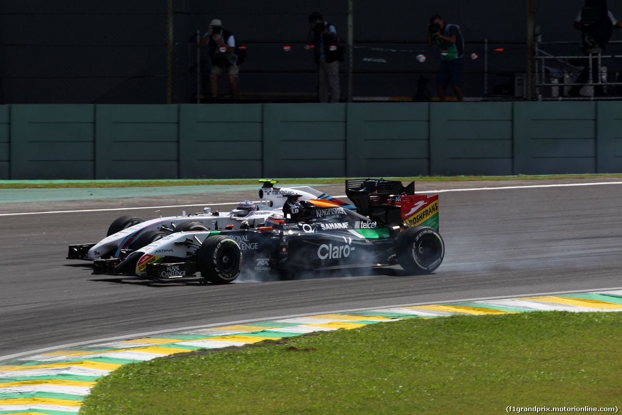 GP BRASILE, 09.11.2014 - Gara, Valtteri Bottas (FIN) Williams F1 Team FW36 e Nico Hulkenberg (GER) Sahara Force India F1 VJM07