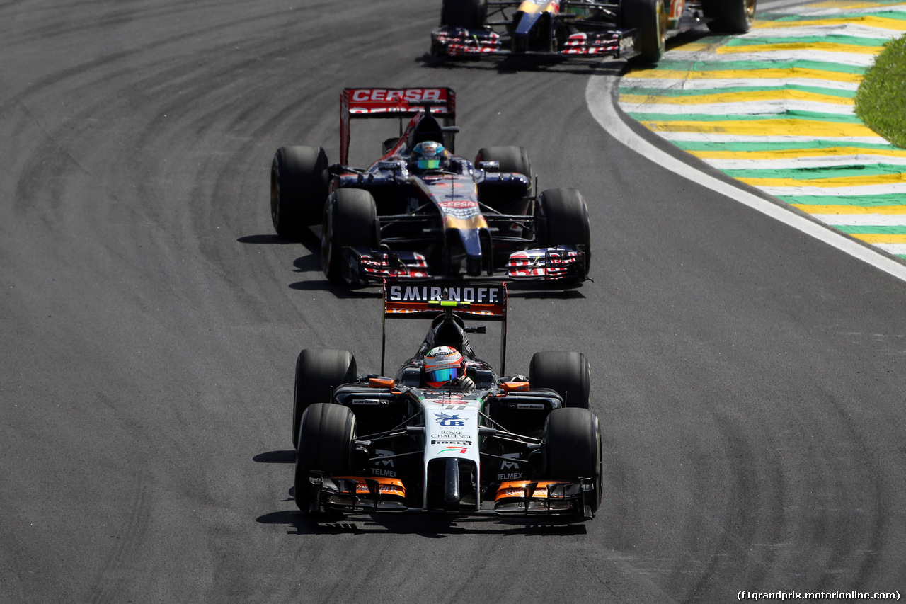 GP BRASILE, 09.11.2014 - Gara, Sergio Perez (MEX) Sahara Force India F1 VJM07 davanti a Jean-Eric Vergne (FRA) Scuderia Toro Rosso STR9