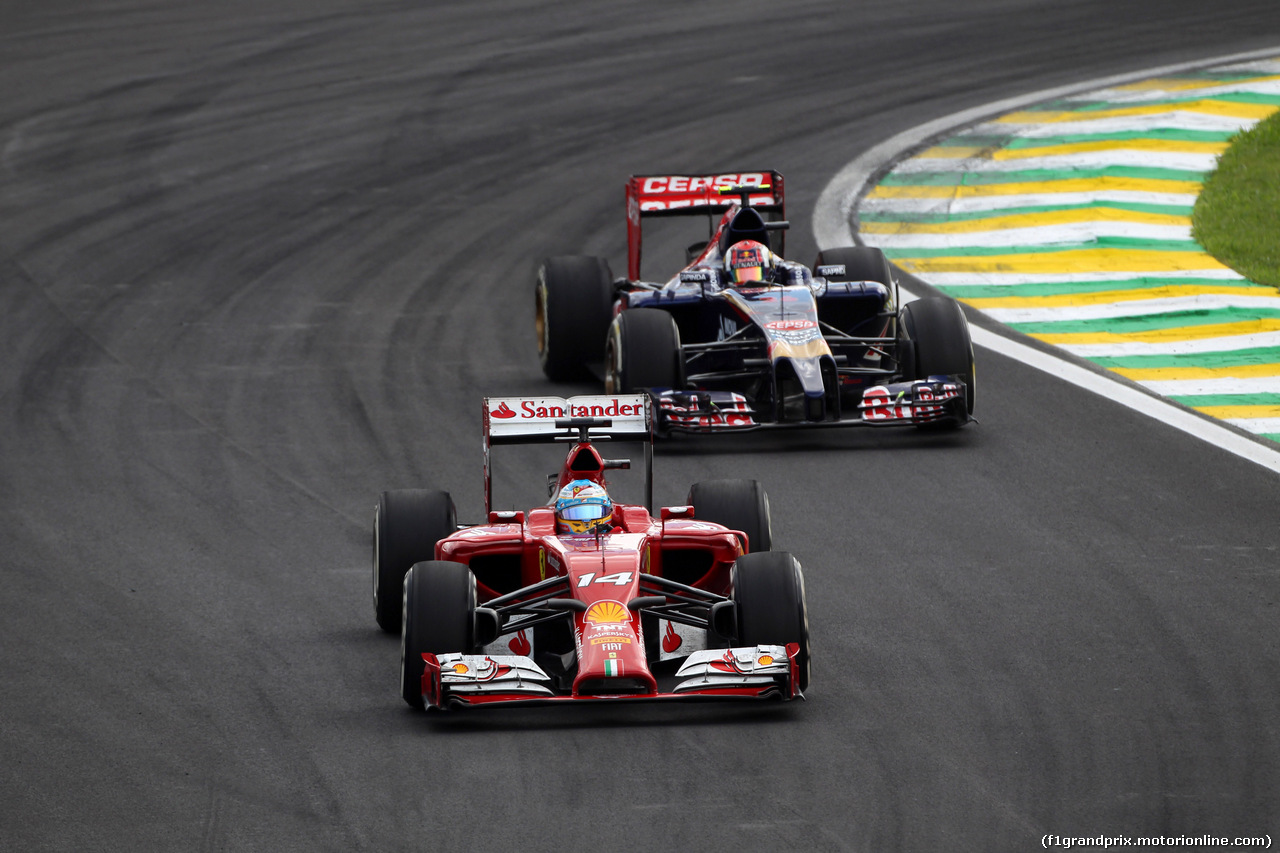 GP BRASILE, 09.11.2014 - Gara, Kimi Raikkonen (FIN) Ferrari F14-T davanti a Daniil Kvyat (RUS) Scuderia Toro Rosso STR9