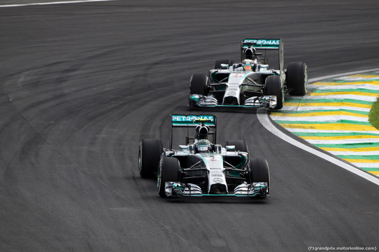 GP BRASILE, 09.11.2014 - Gara, Nico Rosberg (GER) Mercedes AMG F1 W05 davanti a Lewis Hamilton (GBR) Mercedes AMG F1 W05