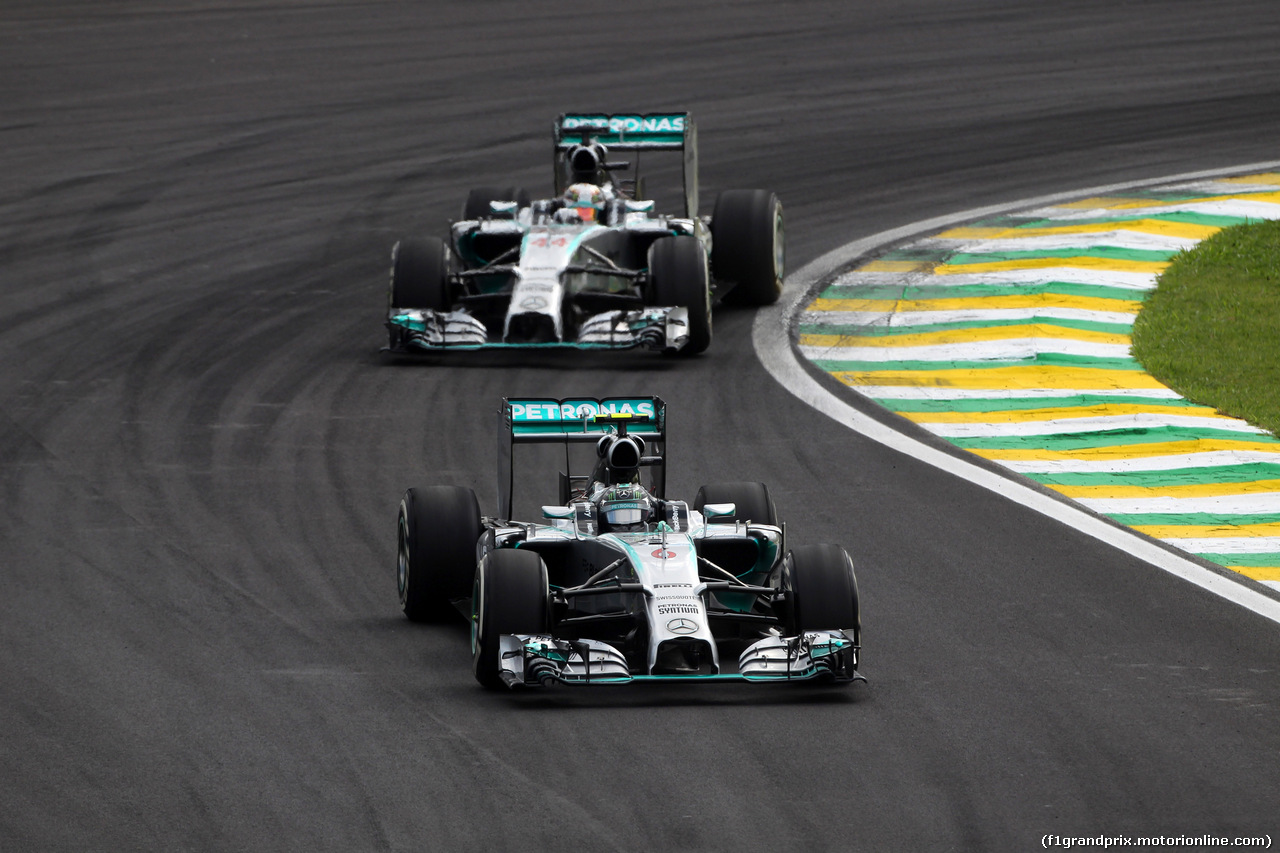 GP BRASILE, 09.11.2014 - Gara, Nico Rosberg (GER) Mercedes AMG F1 W05 davanti a Lewis Hamilton (GBR) Mercedes AMG F1 W05