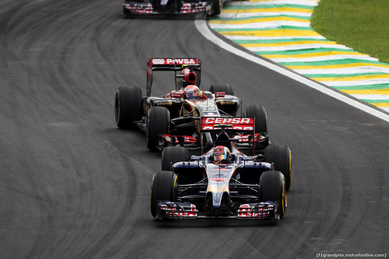 GP BRASILE, 09.11.2014 - Gara, Daniil Kvyat (RUS) Scuderia Toro Rosso STR9 davanti a Pastor Maldonado (VEN) Lotus F1 Team E22