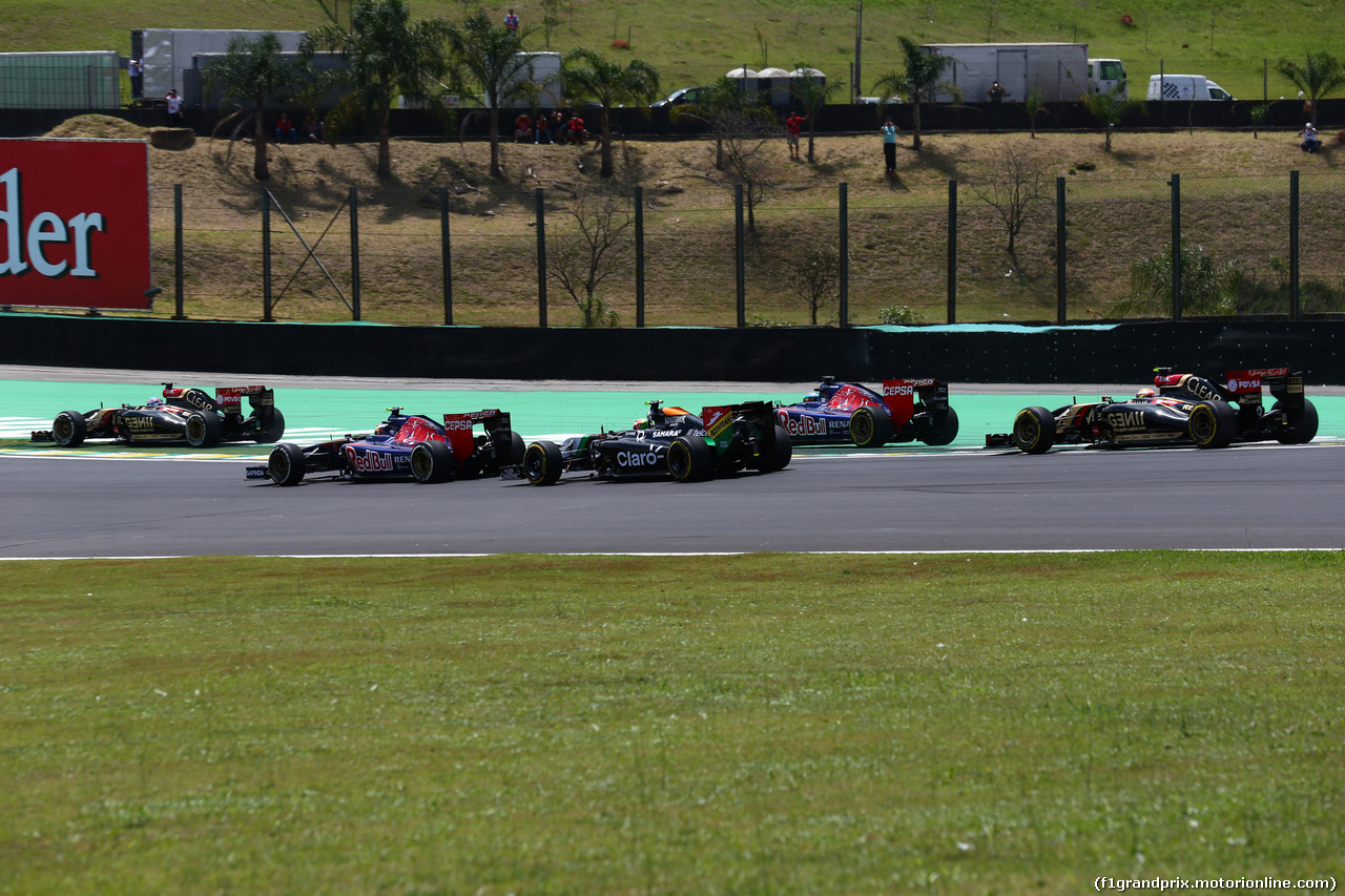 GP BRASILE, 09.11.2014 - Gara, Romain Grosjean (FRA) Lotus F1 Team E22, Daniil Kvyat (RUS) Scuderia Toro Rosso STR9 , Nico Hulkenberg (GER) Sahara Force India F1 VJM07, Jean-Eric Vergne (FRA) Scuderia Toro Rosso STR9 e Pastor Maldonado (VEN) Lotus F1 Team E22