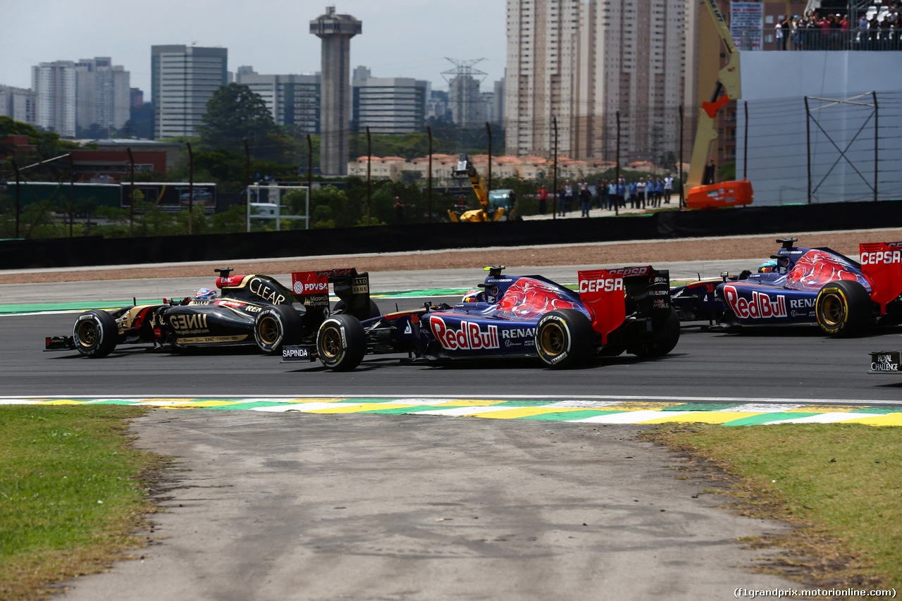 GP BRASILE, 09.11.2014 - Gara, Romain Grosjean (FRA) Lotus F1 Team E22, Daniil Kvyat (RUS) Scuderia Toro Rosso STR9 e Jean-Eric Vergne (FRA) Scuderia Toro Rosso STR9