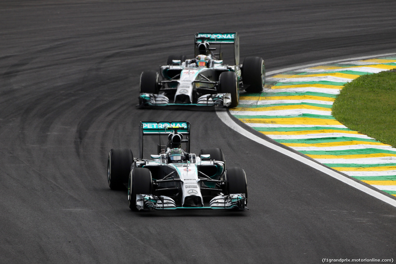 GP BRASILE, 09.11.2014 - Gara, Nico Rosberg (GER) Mercedes AMG F1 W05 davanti a Lewis Hamilton (GBR) Mercedes AMG F1 W05