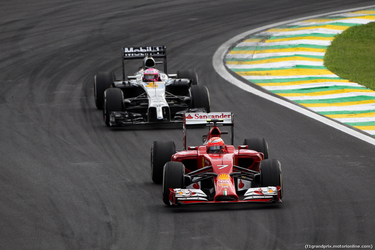 GP BRASILE, 09.11.2014 - Gara, Kimi Raikkonen (FIN) Ferrari F14-T e Jenson Button (GBR) McLaren Mercedes MP4-29