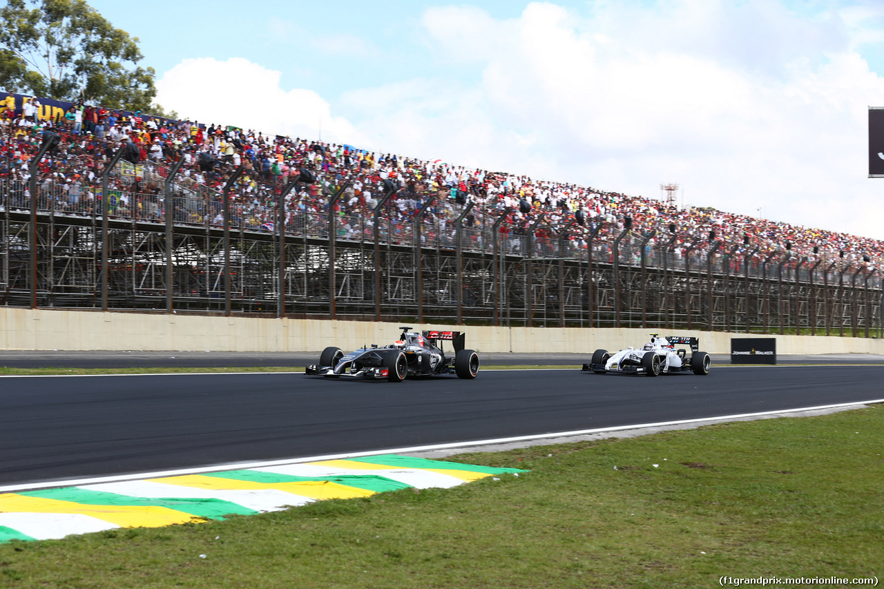 GP BRASILE, 09.11.2014 - Gara, Adrian Sutil (GER) Sauber F1 Team C33 e Valtteri Bottas (FIN) Williams F1 Team FW36