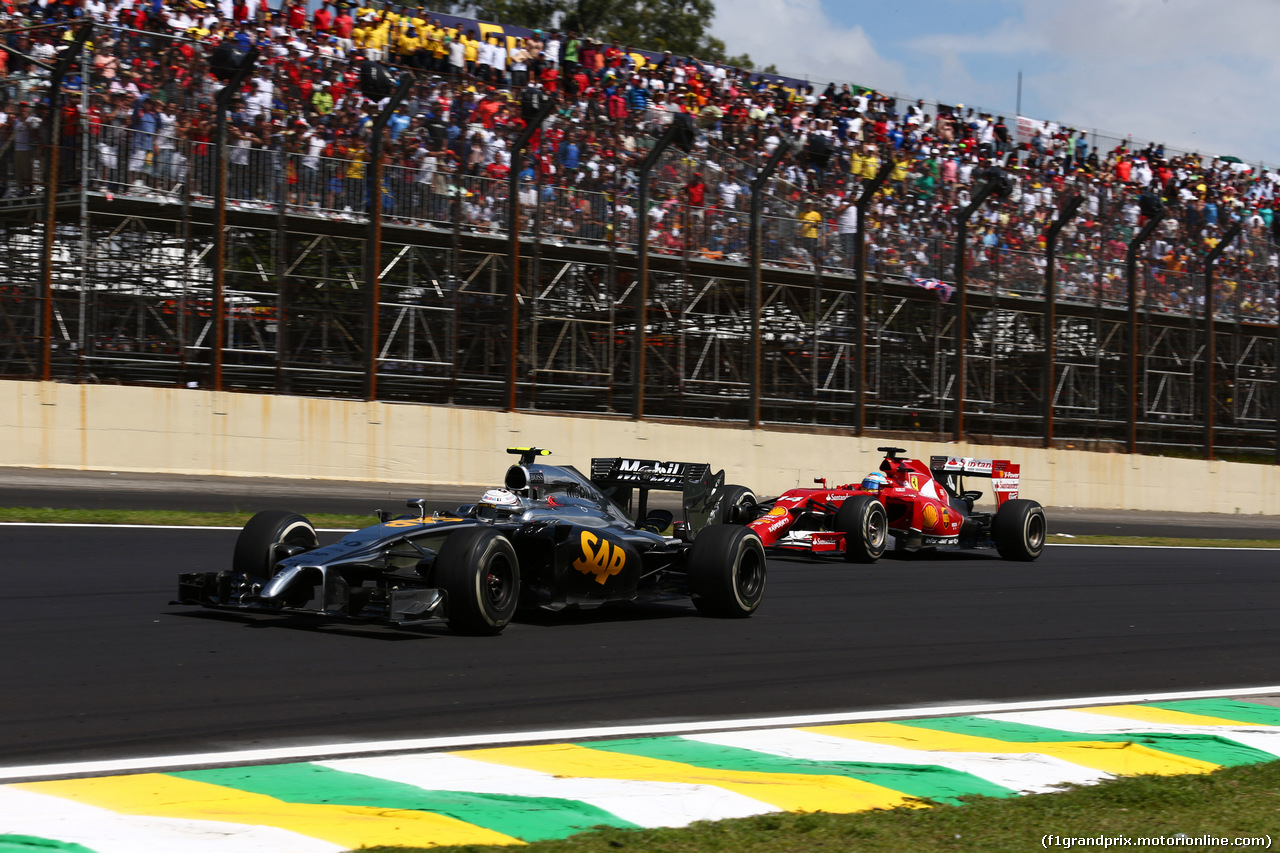 GP BRASILE, 09.11.2014 - Gara, Kevin Magnussen (DEN) McLaren Mercedes MP4-29 e Fernando Alonso (ESP) Ferrari F14-T