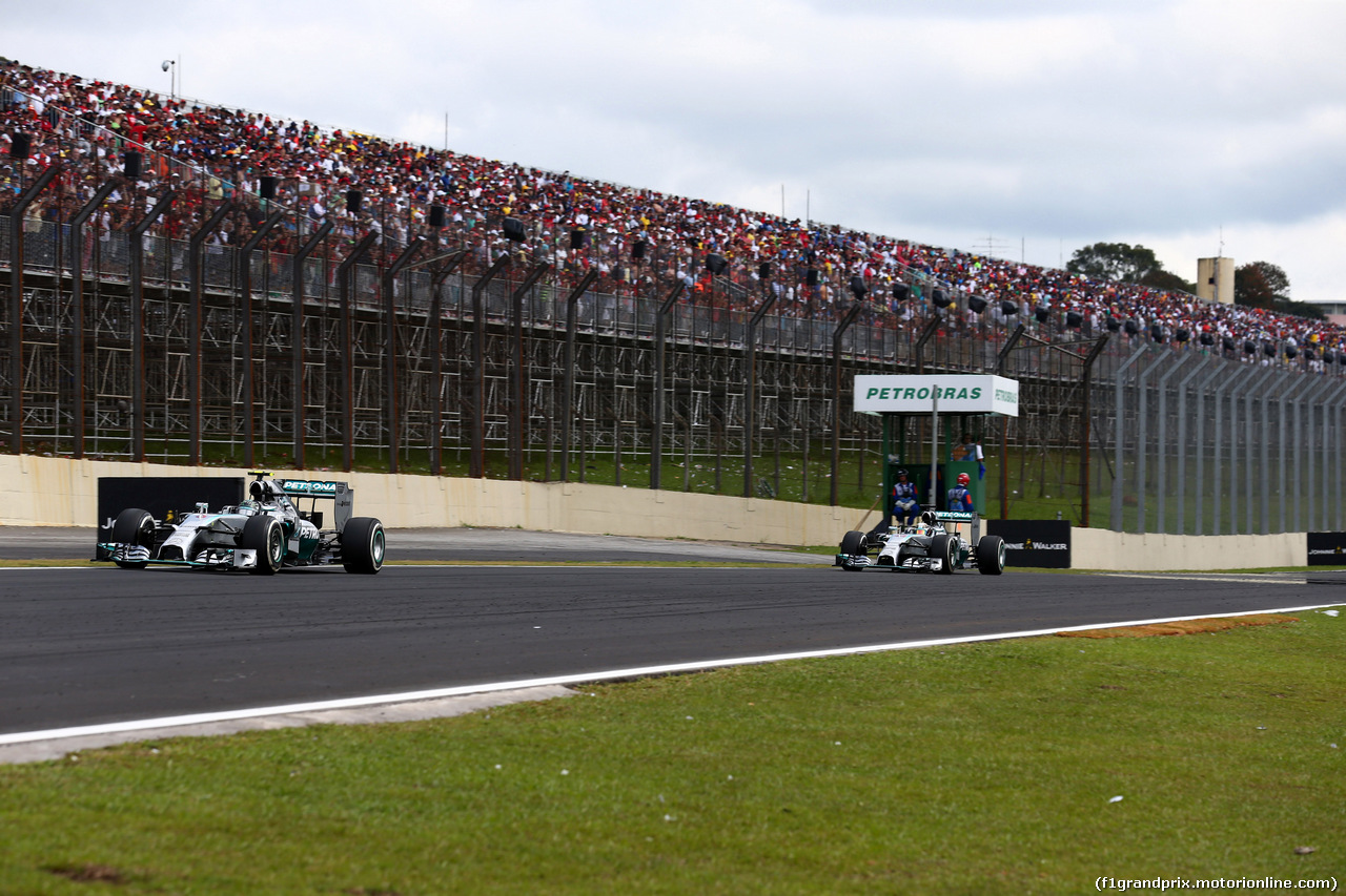 GP BRASILE, 09.11.2014 - Gara, Nico Rosberg (GER) Mercedes AMG F1 W05 davanti a Lewis Hamilton (GBR) Mercedes AMG F1 W05