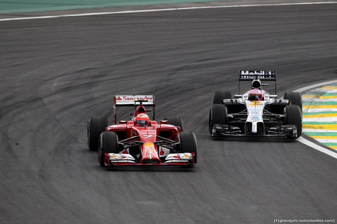 GP BRASILE, 09.11.2014 - Gara, Kimi Raikkonen (FIN) Ferrari F14-T e Jenson Button (GBR) McLaren Mercedes MP4-29