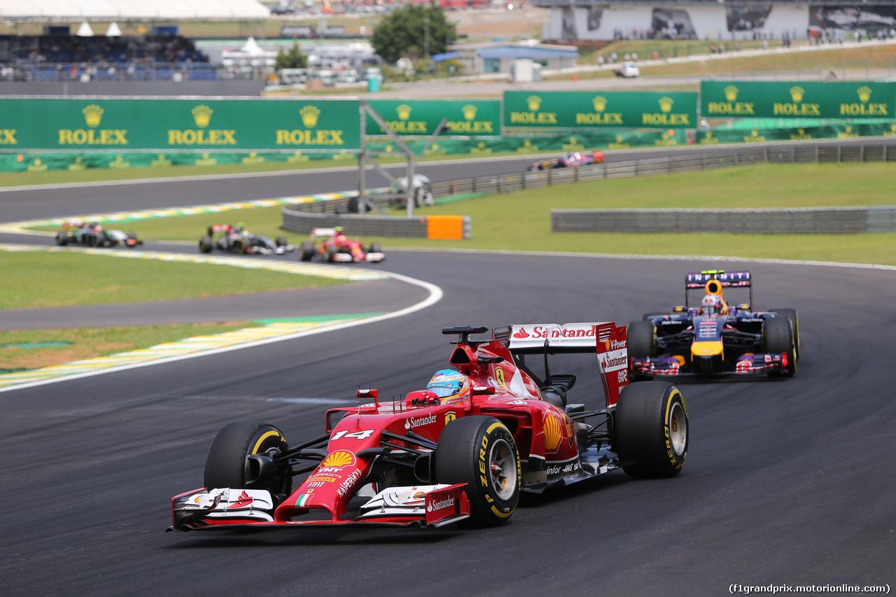 GP BRASILE, 09.11.2014 - Gara, Fernando Alonso (ESP) Ferrari F14-T davanti a Daniel Ricciardo (AUS) Red Bull Racing RB10