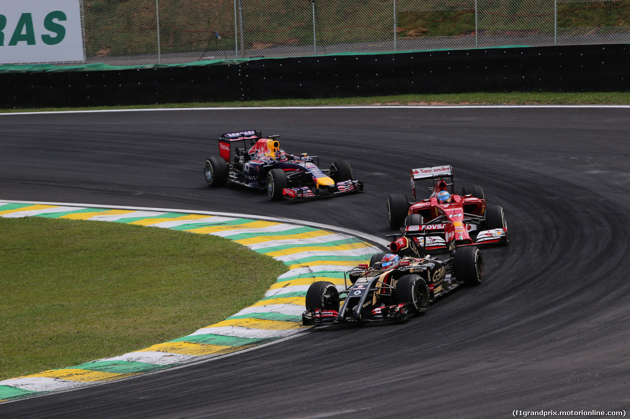 GP BRASILE, 09.11.2014 - Gara, Romain Grosjean (FRA) Lotus F1 Team E22 davanti a Fernando Alonso (ESP) Ferrari F14-T