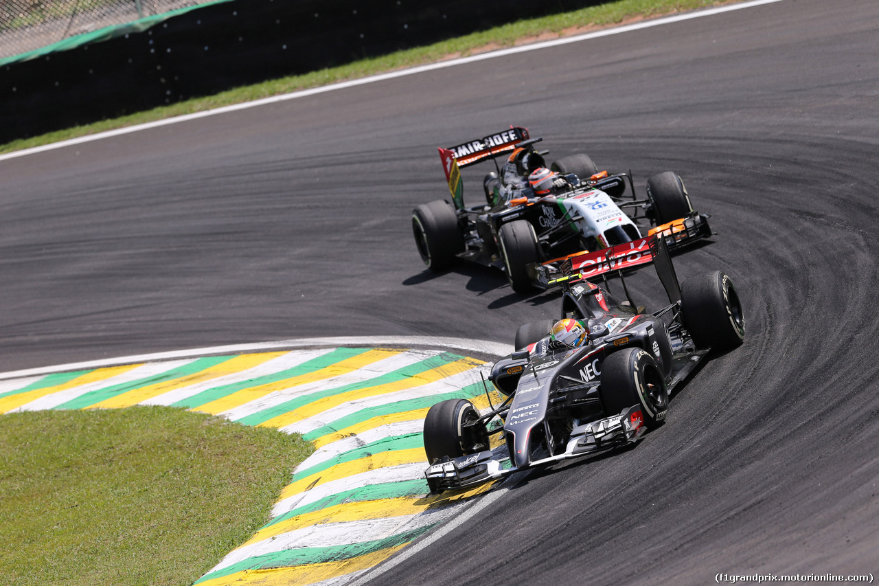 GP BRASILE, 09.11.2014 - Gara, Esteban Gutierrez (MEX), Sauber F1 Team C33 e Nico Hulkenberg (GER) Sahara Force India F1 VJM07