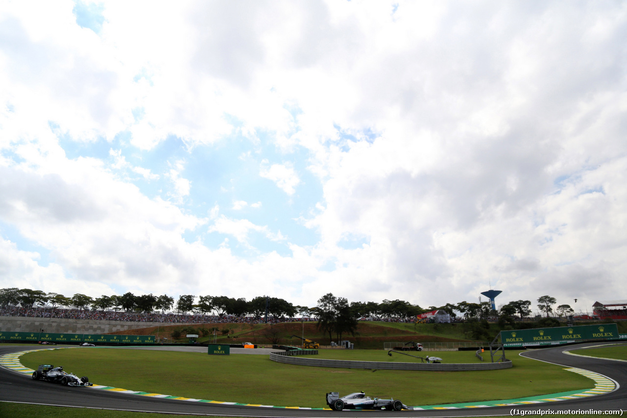 GP BRASILE, 09.11.2014 - Gara, Lewis Hamilton (GBR) Mercedes AMG F1 W05 e Nico Rosberg (GER) Mercedes AMG F1 W05