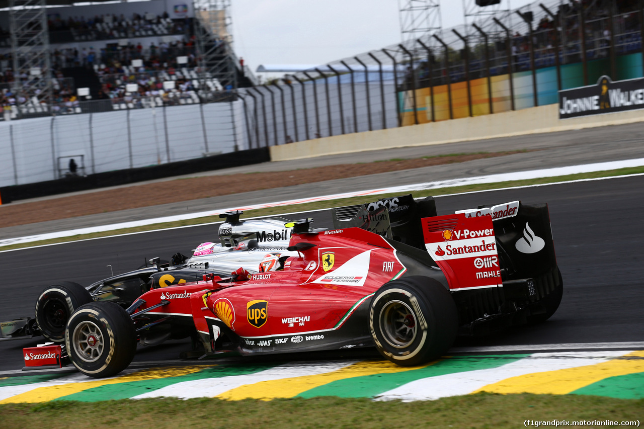 GP BRASILE, 09.11.2014 - Gara, Kimi Raikkonen (FIN) Ferrari F14-T e Jenson Button (GBR) McLaren Mercedes MP4-29