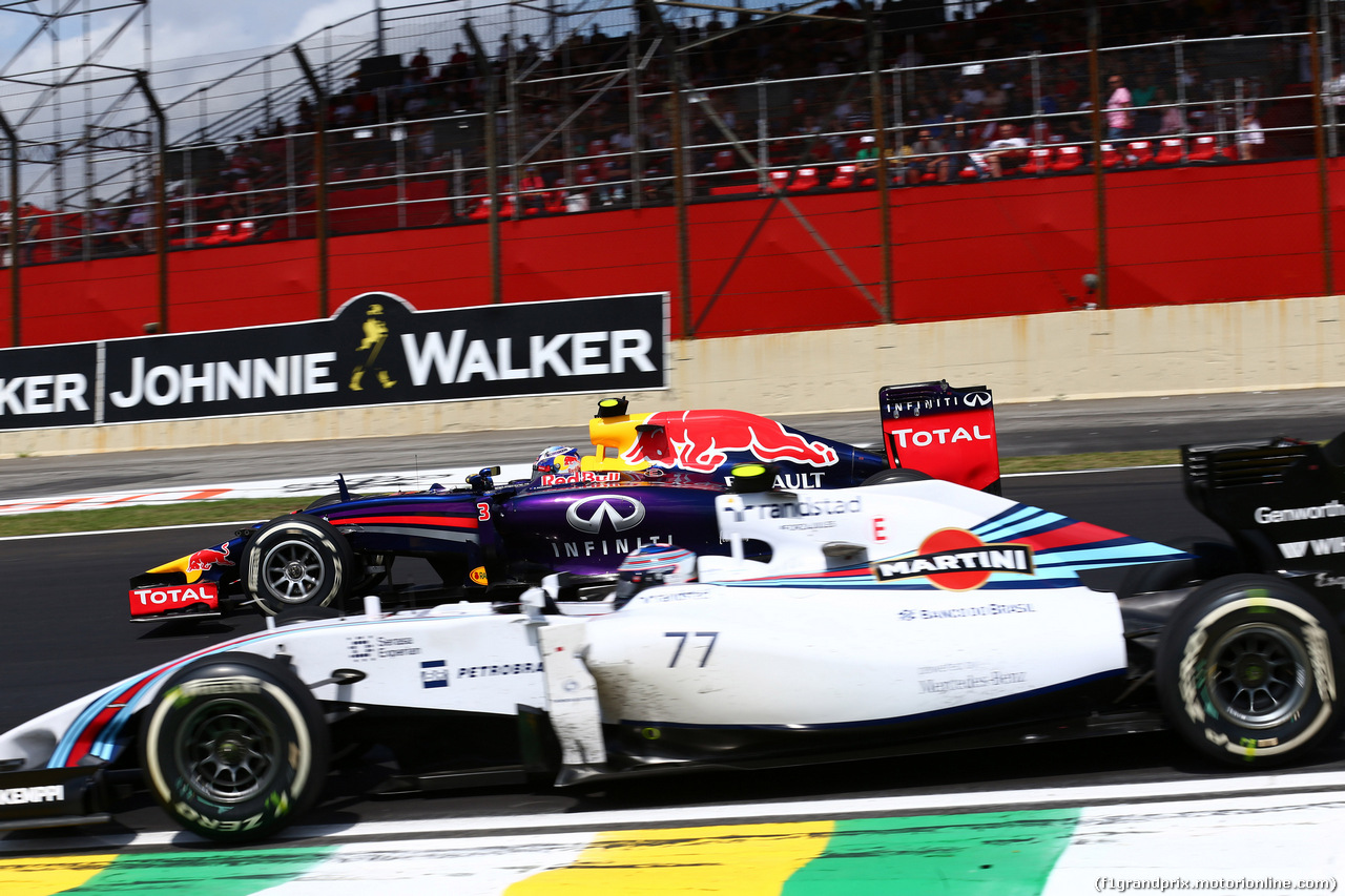 GP BRASILE, 09.11.2014 - Gara, Valtteri Bottas (FIN) Williams F1 Team FW36 e Daniel Ricciardo (AUS) Red Bull Racing RB10