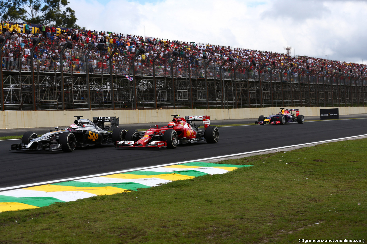 GP BRASILE, 09.11.2014 - Gara, Kimi Raikkonen (FIN) Ferrari F14-T e Jenson Button (GBR) McLaren Mercedes MP4-29
