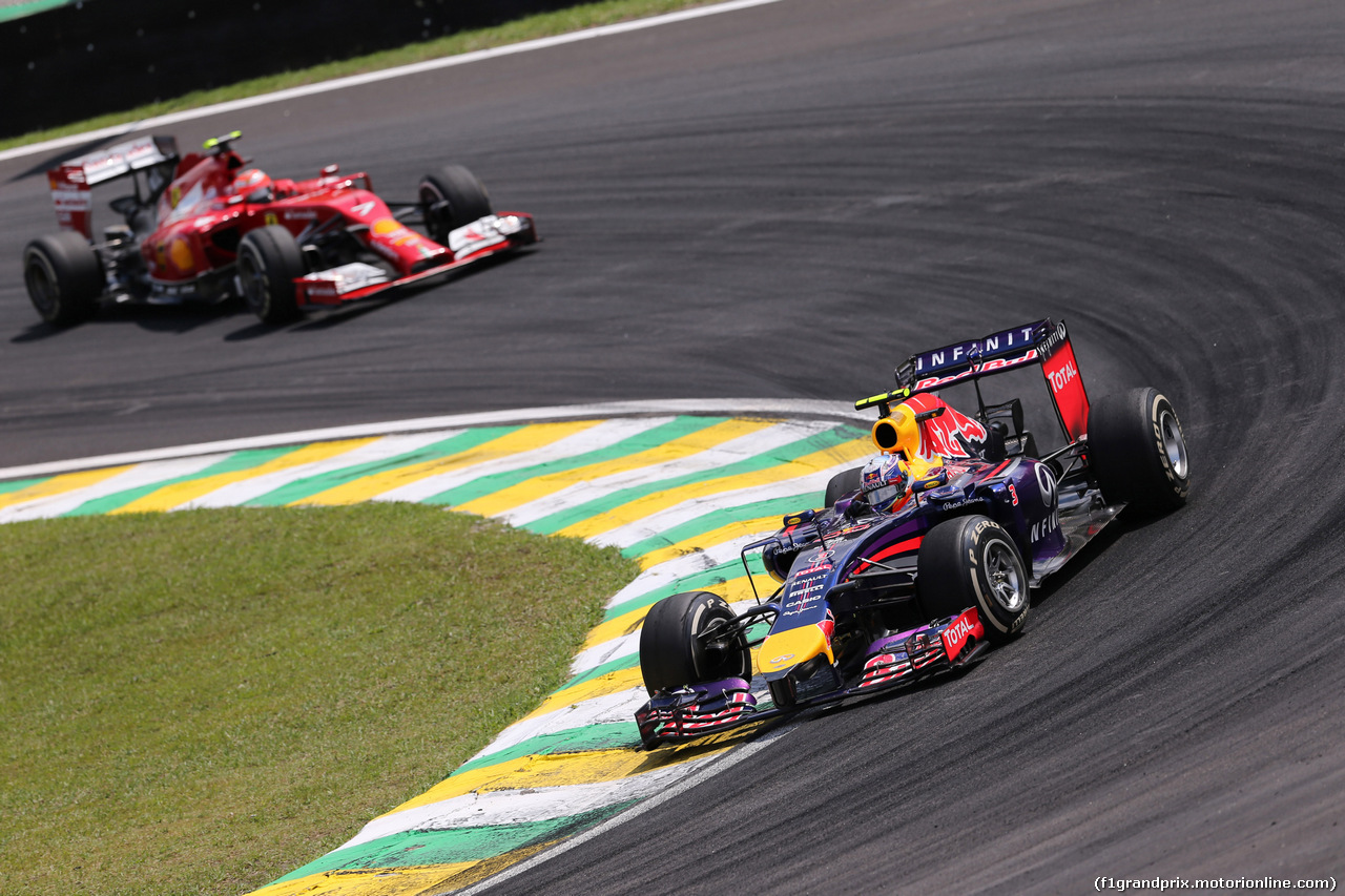 GP BRASILE, 09.11.2014 - Gara, Daniel Ricciardo (AUS) Red Bull Racing RB10 davanti a Kimi Raikkonen (FIN) Ferrari F14-T