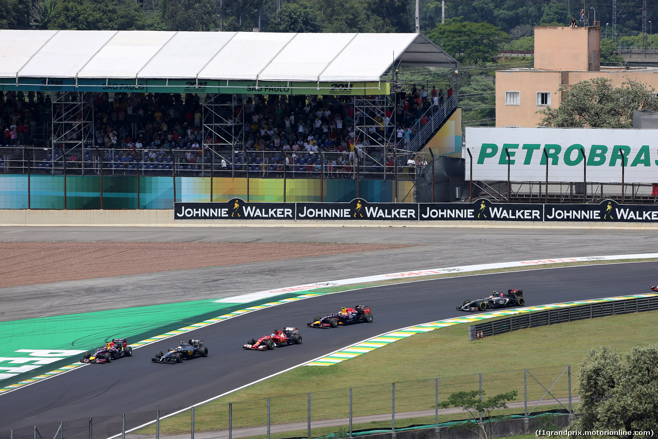 GP BRASILE, 09.11.2014 - Gara, Sebastian Vettel (GER) Red Bull Racing RB10 e Kevin Magnussen (DEN) McLaren Mercedes MP4-29