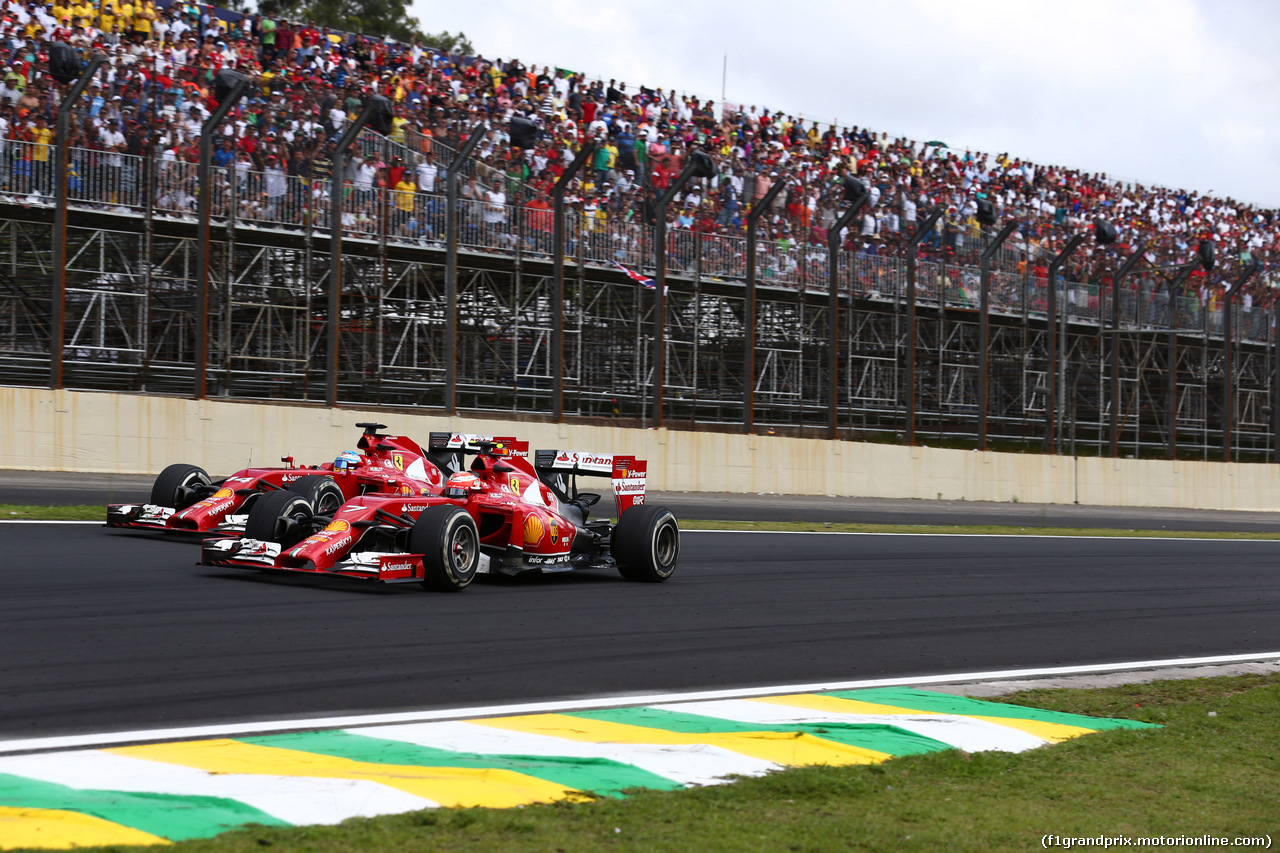 GP BRASILE, 09.11.2014 - Gara, Kevin Magnussen (DEN) McLaren Mercedes MP4-29 davanti a Fernando Alonso (ESP) Ferrari F14-T