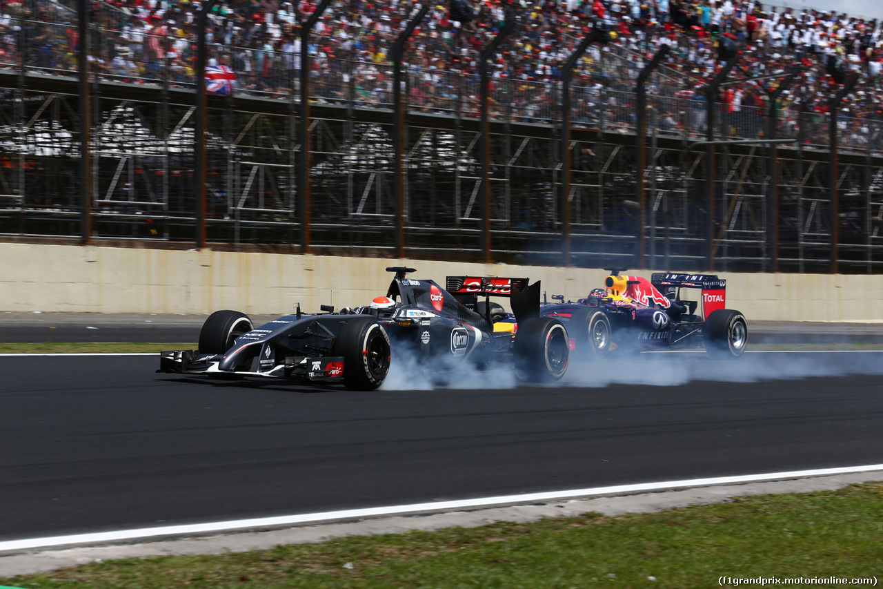 GP BRASILE, 09.11.2014 - Gara, Adrian Sutil (GER) Sauber F1 Team C33 e Sebastian Vettel (GER) Red Bull Racing RB10