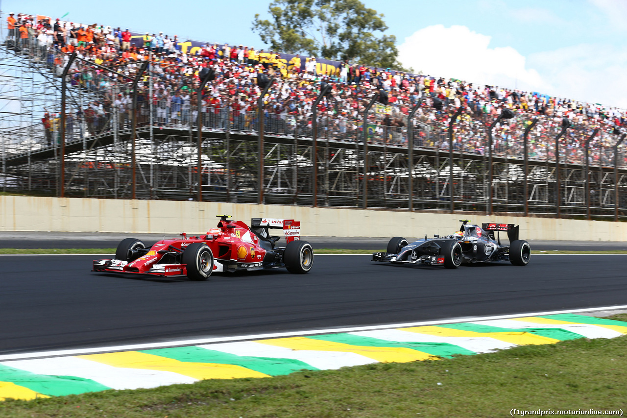 GP BRASILE, 09.11.2014 - Gara, Kimi Raikkonen (FIN) Ferrari F14-T e Esteban Gutierrez (MEX), Sauber F1 Team C33