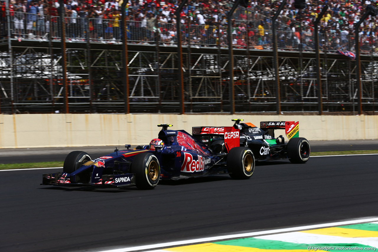 GP BRASILE, 09.11.2014 - Gara, Daniil Kvyat (RUS) Scuderia Toro Rosso STR9 e Sergio Perez (MEX) Sahara Force India F1 VJM07