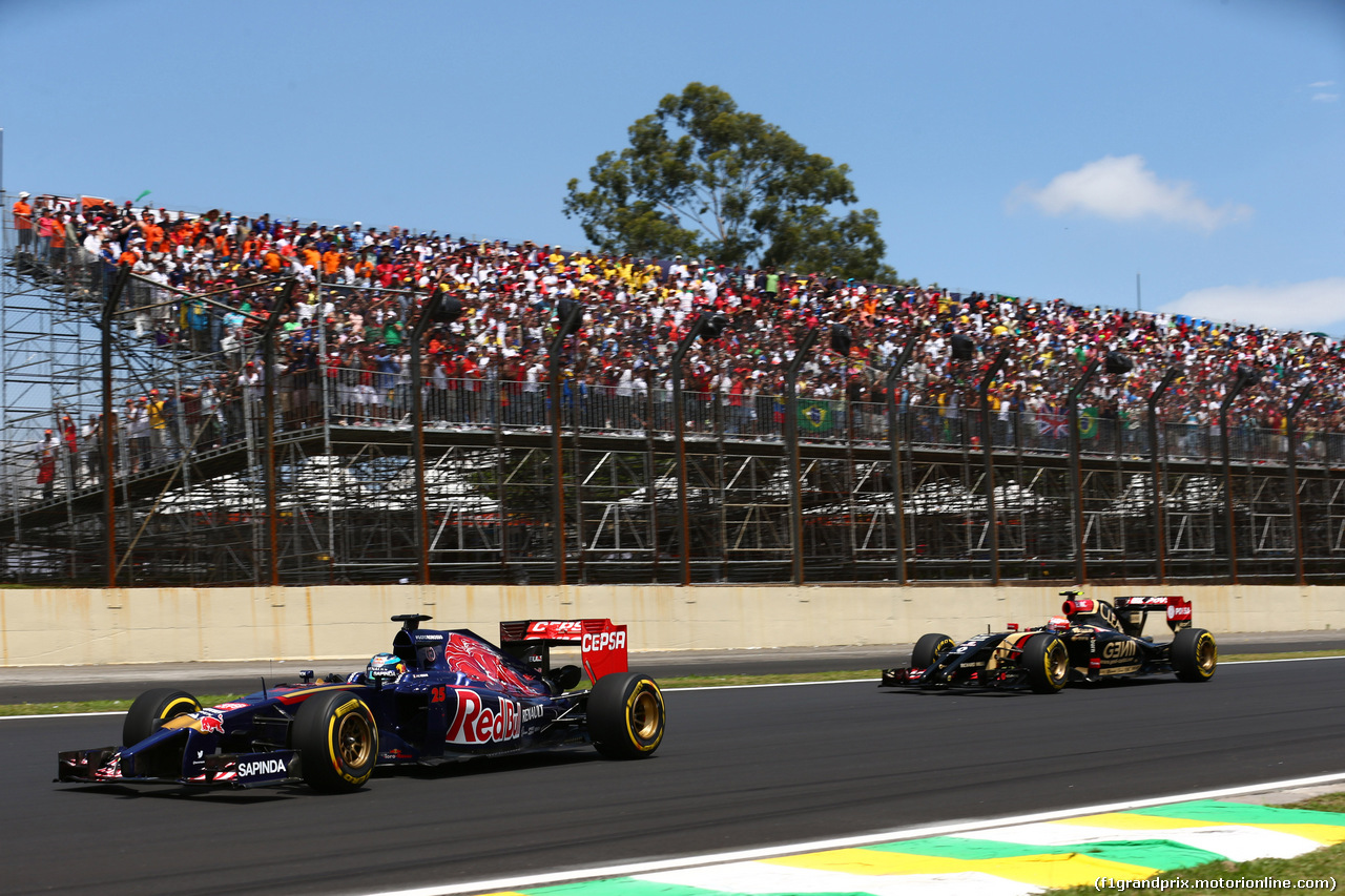 GP BRASILE, 09.11.2014 - Gara, Jean-Eric Vergne (FRA) Scuderia Toro Rosso STR9 e Romain Grosjean (FRA) Lotus F1 Team E22