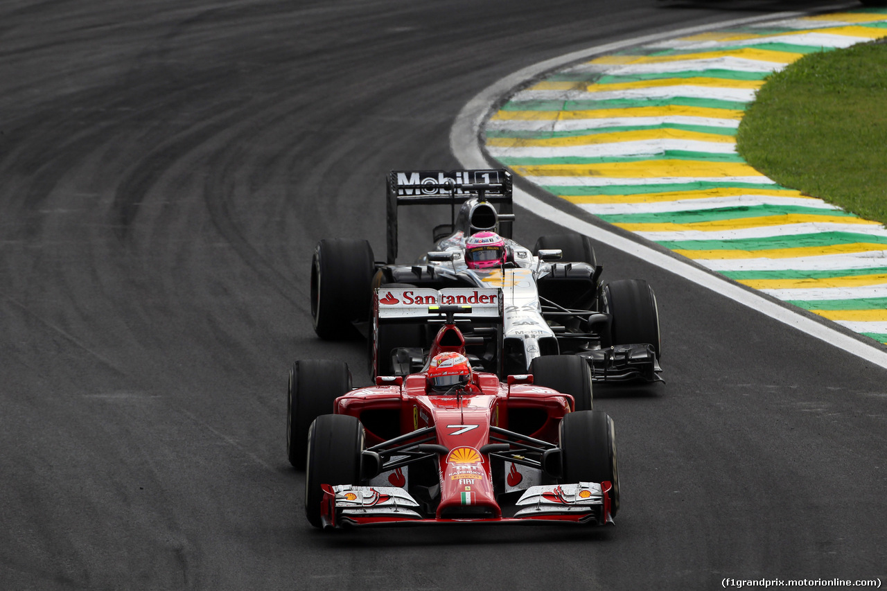 GP BRASILE, 09.11.2014 - Gara, Kimi Raikkonen (FIN) Ferrari F14-T e Jenson Button (GBR) McLaren Mercedes MP4-29