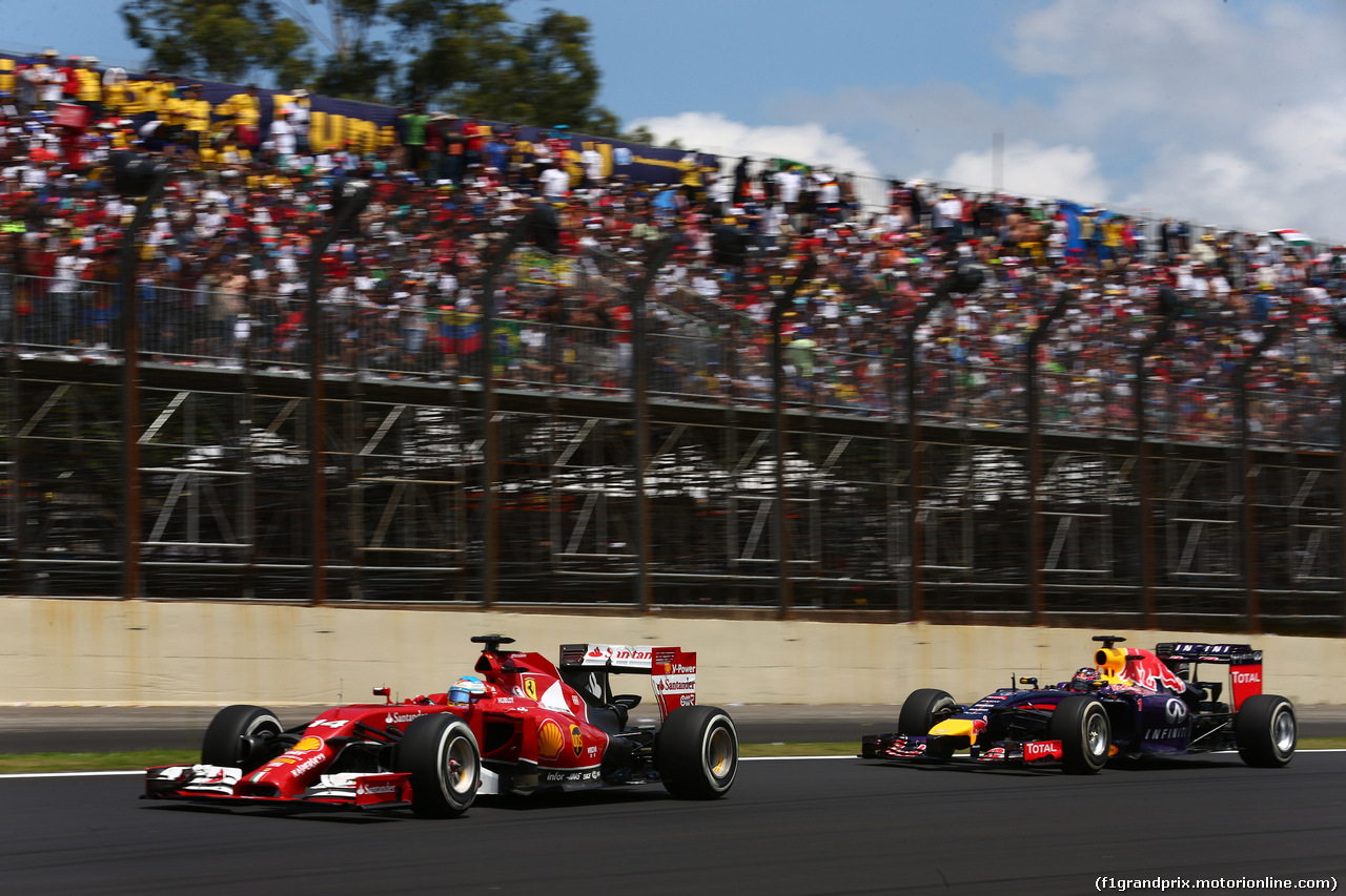 GP BRASILE, 09.11.2014 - Gara, Fernando Alonso (ESP) Ferrari F14-T e Sebastian Vettel (GER) Red Bull Racing RB10