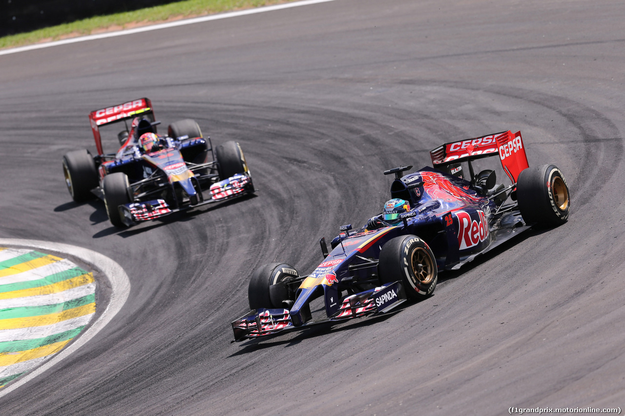 GP BRASILE, 09.11.2014 - Gara, Jean-Eric Vergne (FRA) Scuderia Toro Rosso STR9 spins