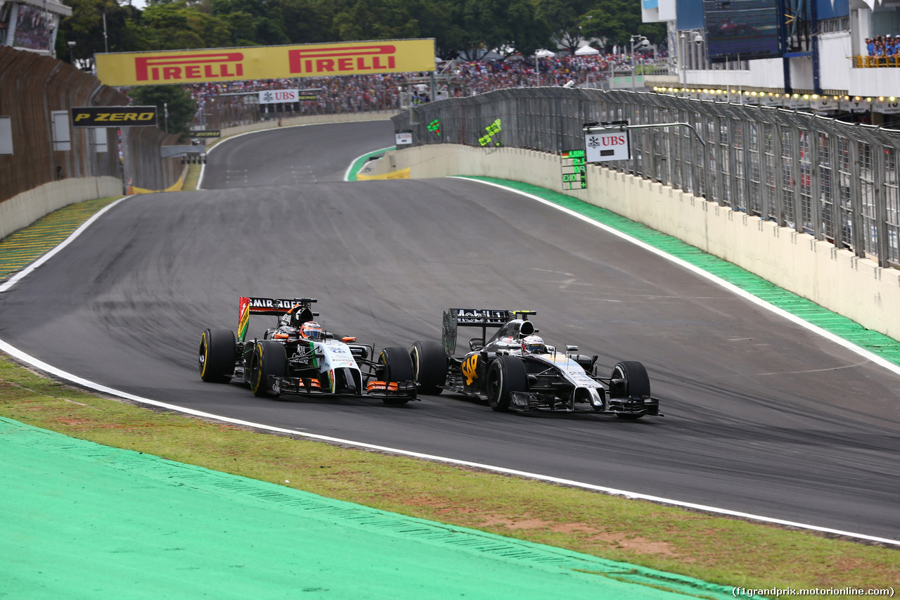 GP BRASILE, 09.11.2014 - Gara, Nico Hulkenberg (GER) Sahara Force India F1 VJM07 e Kevin Magnussen (DEN) McLaren Mercedes MP4-29