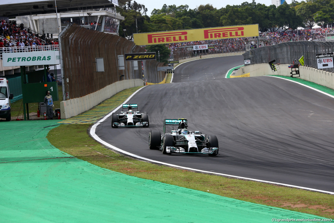 GP BRASILE, 09.11.2014 - Gara, Nico Rosberg (GER) Mercedes AMG F1 W05 e Lewis Hamilton (GBR) Mercedes AMG F1 W05