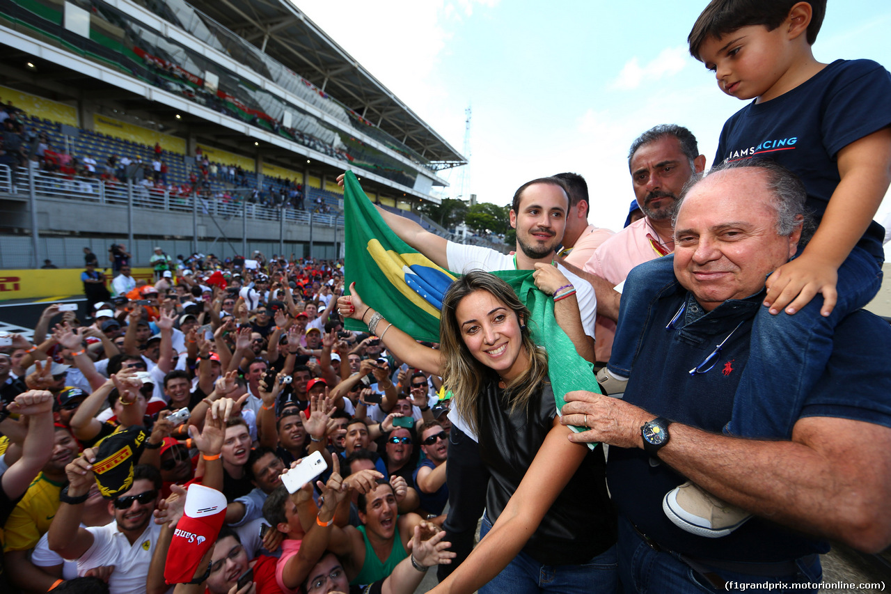 GP BRASILE, 09.11.2014 - Gara, Luis Antonio Massa (BRA), father of Felipe Massa (BRA), Raffaela Bassi (BRA), wife of Felipe Massa (BRA), Felipinho, son of Felipe Massa (BRA) Williams F1 Team FW36 e Dudu Massa