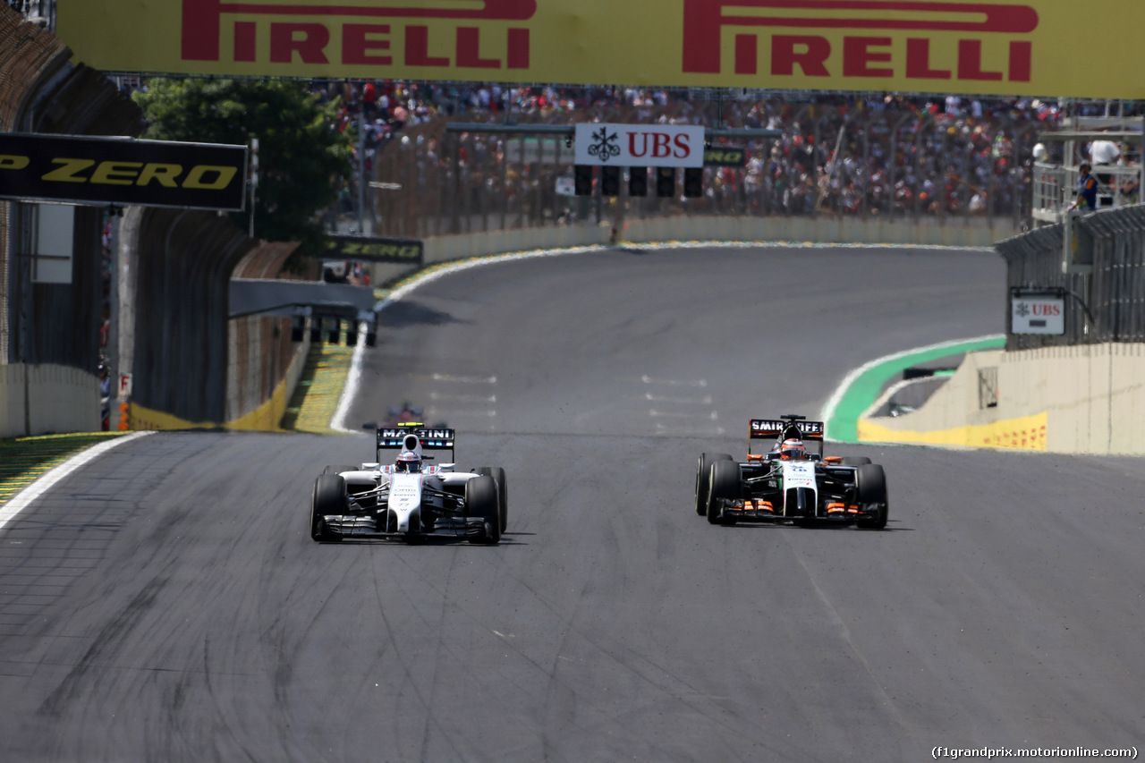 GP BRASILE, 09.11.2014 - Gara, Valtteri Bottas (FIN) Williams F1 Team FW36 e Nico Hulkenberg (GER) Sahara Force India F1 VJM07