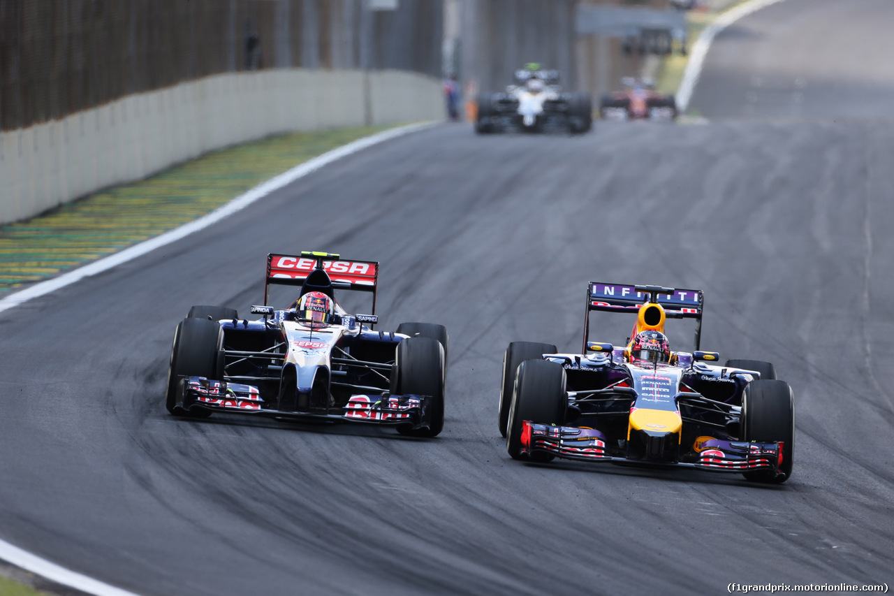 GP BRASILE, 09.11.2014 - Gara, Daniil Kvyat (RUS) Scuderia Toro Rosso STR9 e Sebastian Vettel (GER) Red Bull Racing RB10