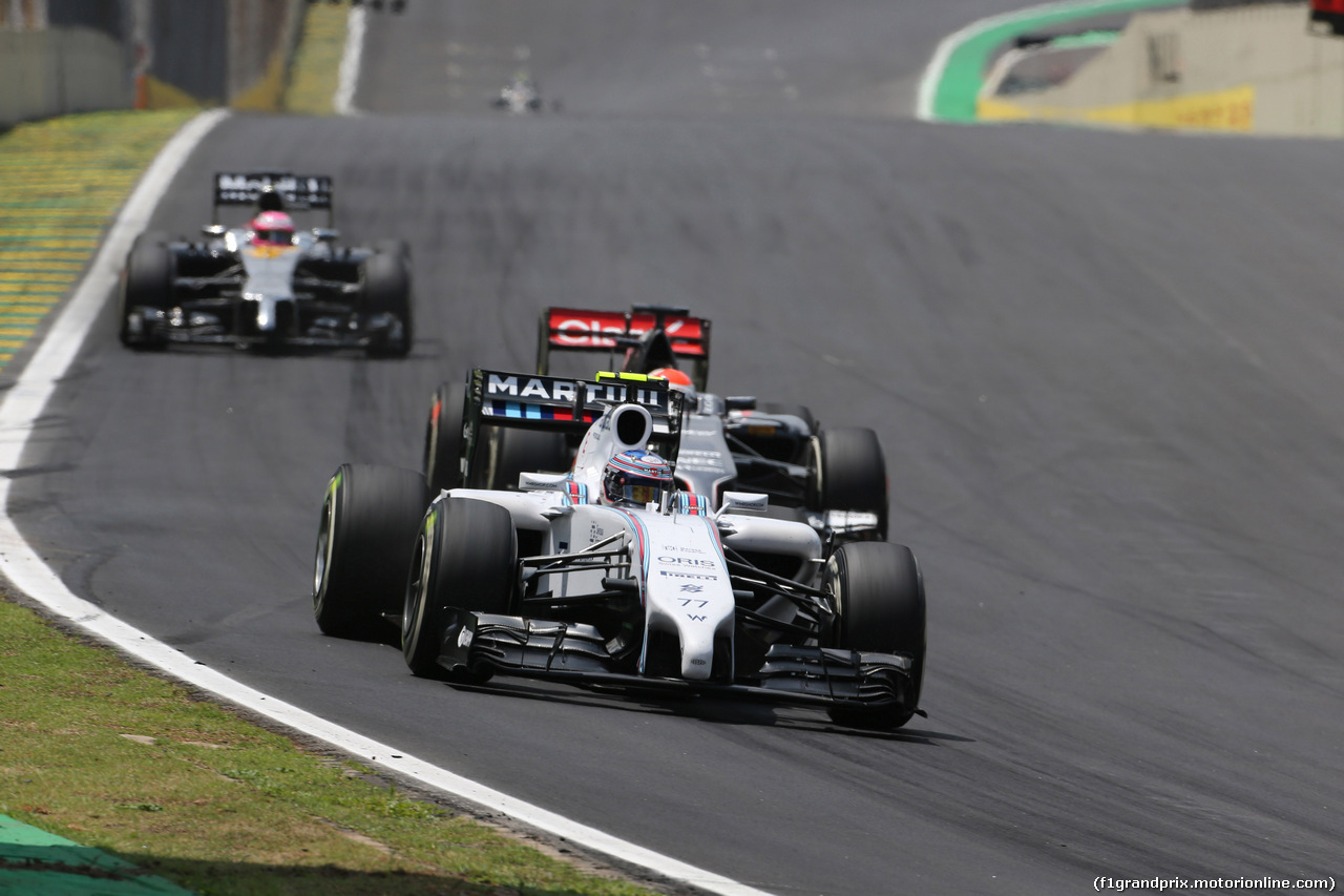 GP BRASILE, 09.11.2014 - Gara, Valtteri Bottas (FIN) Williams F1 Team FW36 e Adrian Sutil (GER) Sauber F1 Team C33