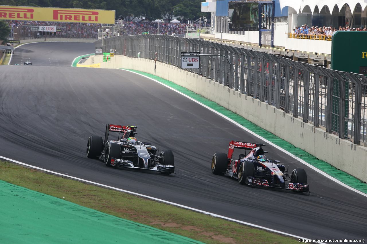 GP BRASILE, 09.11.2014 - Gara, Esteban Gutierrez (MEX), Sauber F1 Team C33 e Jean-Eric Vergne (FRA) Scuderia Toro Rosso STR9