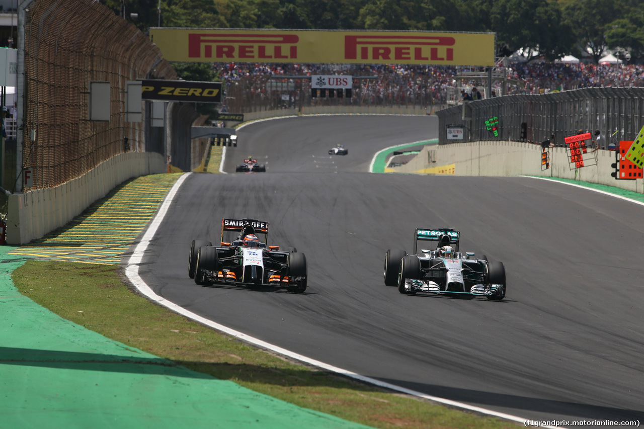 GP BRASILE, 09.11.2014 - Gara, Nico Hulkenberg (GER) Sahara Force India F1 VJM07 e Lewis Hamilton (GBR) Mercedes AMG F1 W05