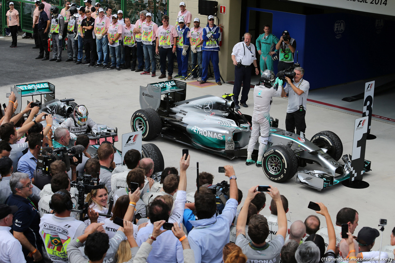 GP BRASILE, 09.11.2014 - Gara, Nico Rosberg (GER) Mercedes AMG F1 W05 vincitore