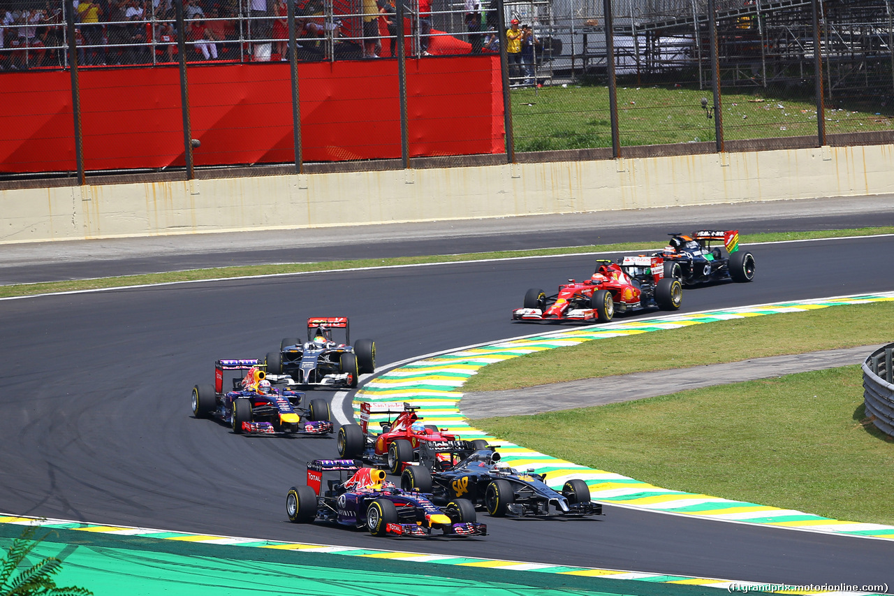 GP BRASILE, 09.11.2014 - Gara, Sebastian Vettel (GER) Red Bull Racing RB10 e Kevin Magnussen (DEN) McLaren Mercedes MP4-29