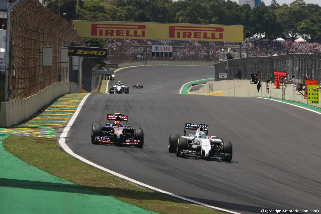 GP BRASILE, 09.11.2014 - Gara, Daniil Kvyat (RUS) Scuderia Toro Rosso STR9 e Felipe Massa (BRA) Williams F1 Team FW36